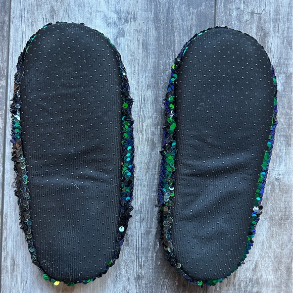 Ladies size 8-9 Green flipping to black Sequin Slippers with cozy fleece lining - Picture 3 of 3
